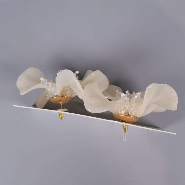 Sidoform av örhängen visar blomblad och pärlor