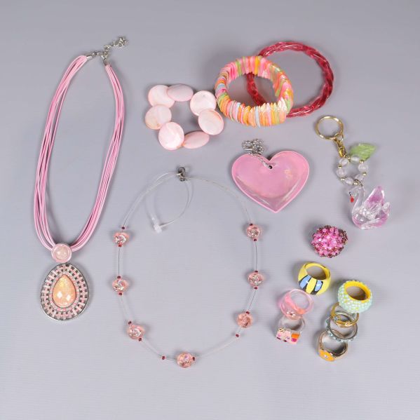 Flera färgglada smycken utspridda på ljus bakgrund