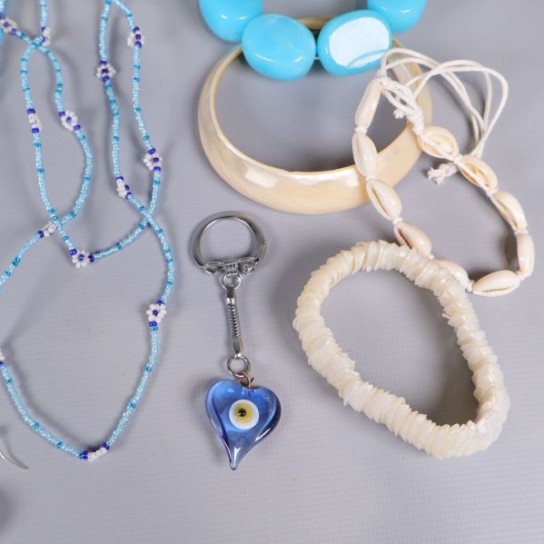 Armband och nyckelring i blått och vitt med olika former