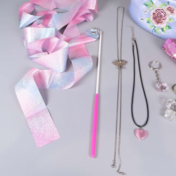 Rosa och blå bandstav tillsammans med accessoarer