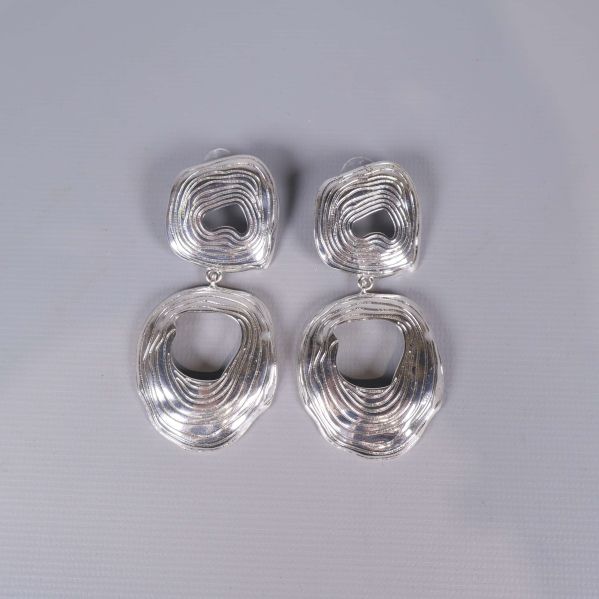Stora silvriga örhängen med rundad vågig design