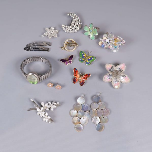 Assorterade smycken och accessoarer i olika färger och former