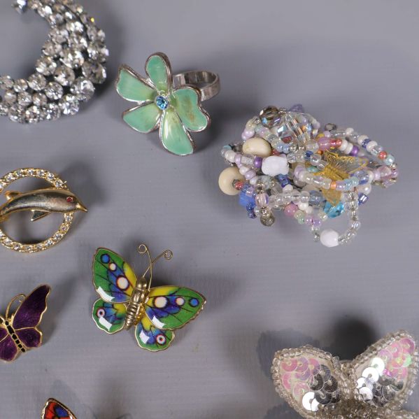 Grönt blombrors, smyckade armband och pärlaccessoarer i närbild