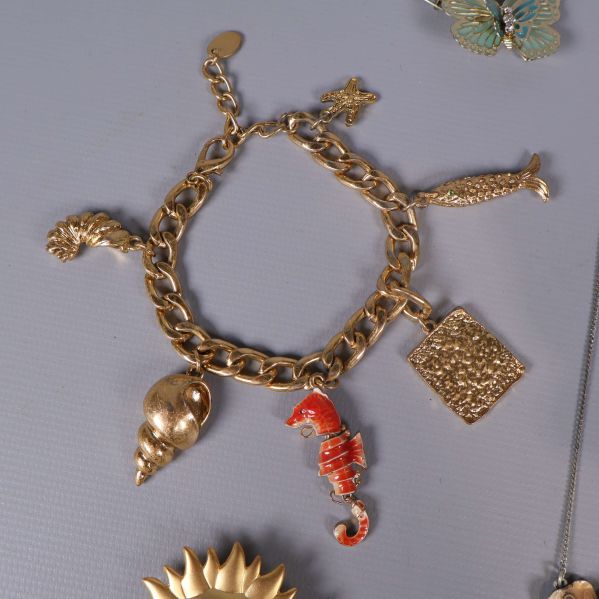 Charmarmband med marina berlocker i guld och orange