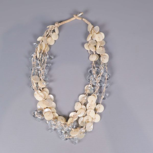 Halsband med ljusa runda snäckskivor och genomskinliga pärlor