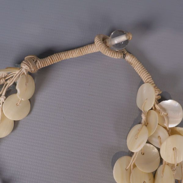 Handknutet fäste och avslut med pärla på halsband