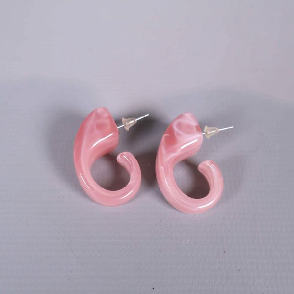 Rosa akrylörhängen med swirl-effekt och rund form