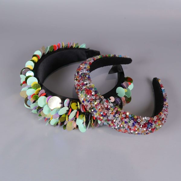 Två hårdiadem, ett med stora färgade paljetter och ett med små pärlor