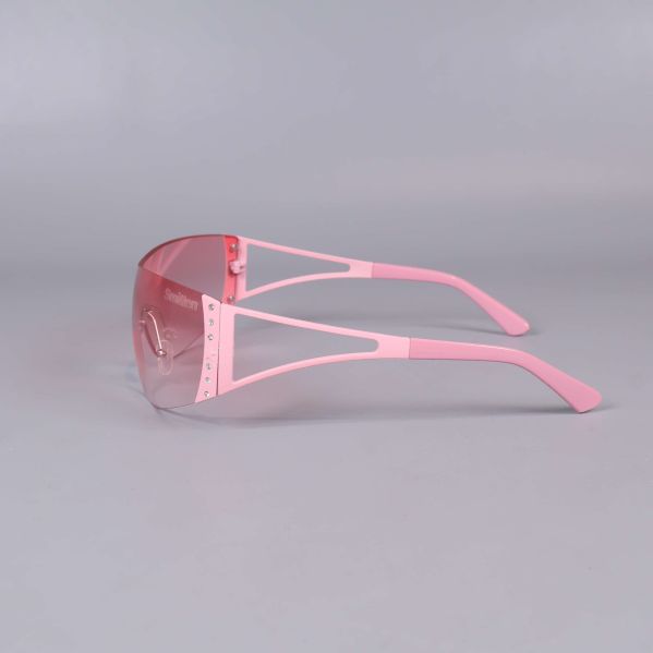 Solglasögon i rosa sedd från sidan med dekorativa stenar