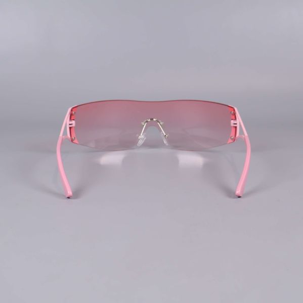 Framifrån syn på rosa solglasögon med bred tonad lins