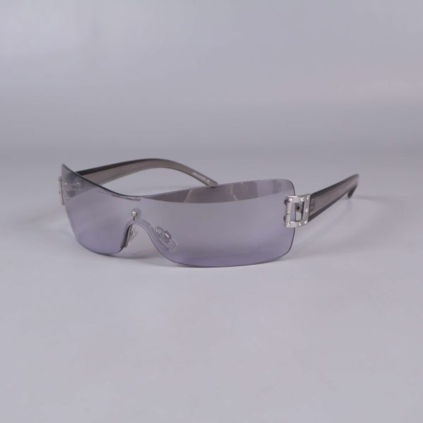 Solglasögon med sköldform och gråtonade linser framifrån