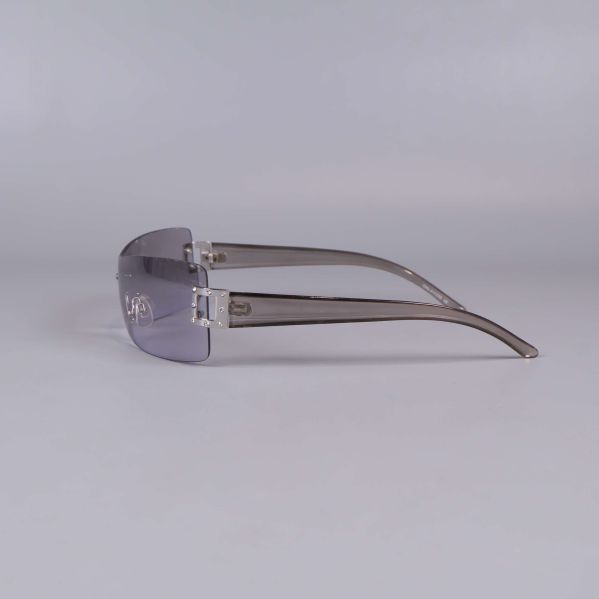 Sidan av solglasögonen med smala transparenta skalmar