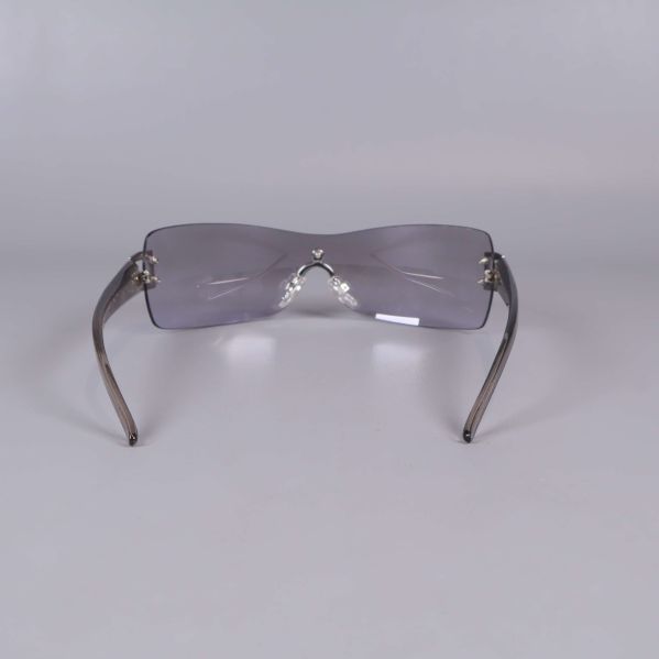 Solglasögon rakt framifrån med bred lins och näskuddar