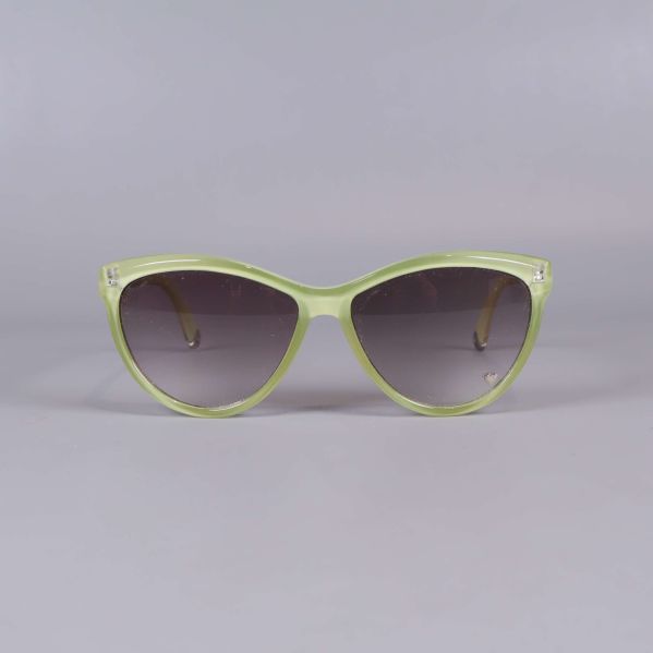 Solglasögon närbild framifrån med tonade linser