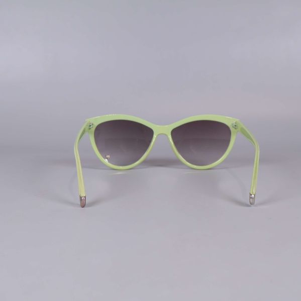 Solglasögon framifrån med rundade kanter och gul ton