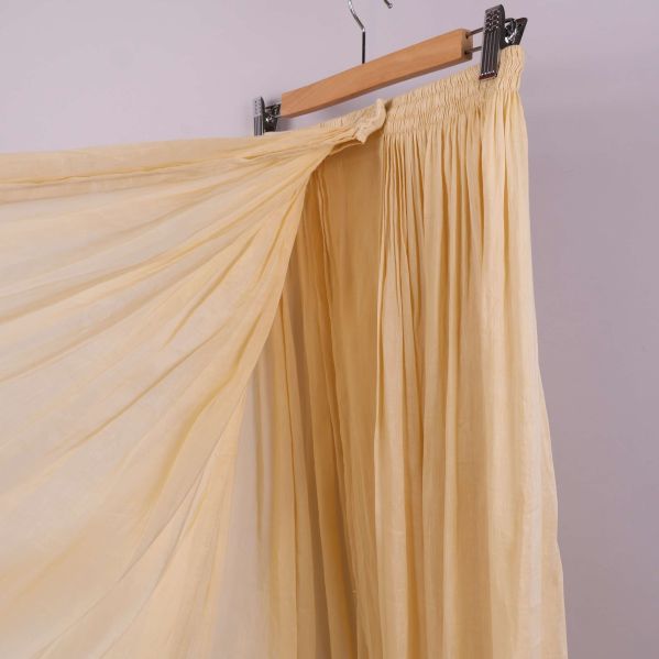 Närbild på kjolens material och plissering