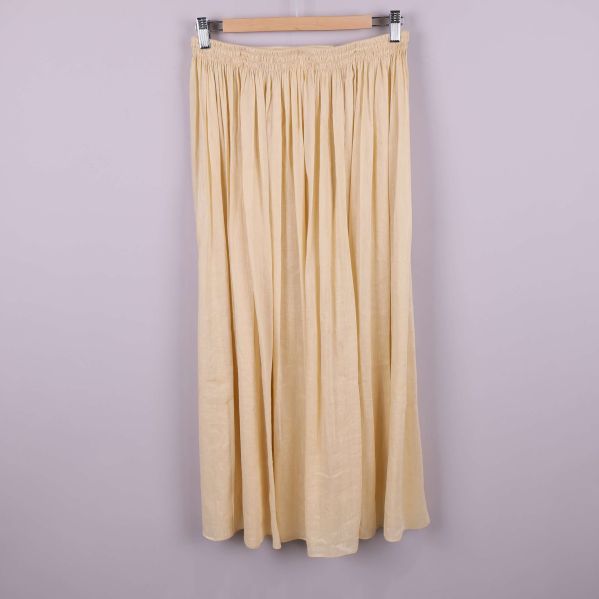 Gul plisserad kjol framifrån med enkel design
