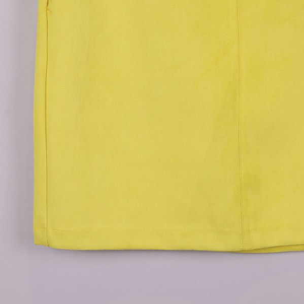 Närbild på nedre del av gul kjol med slät kant