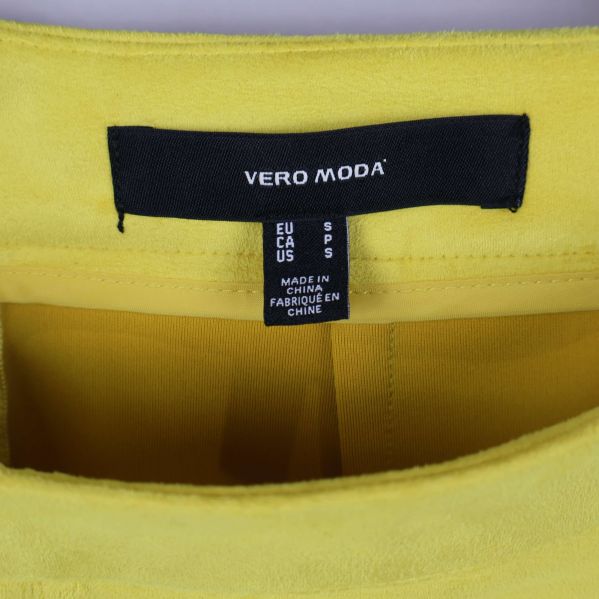 Närbild på Vero Moda etikett och storlek på kjolens insida