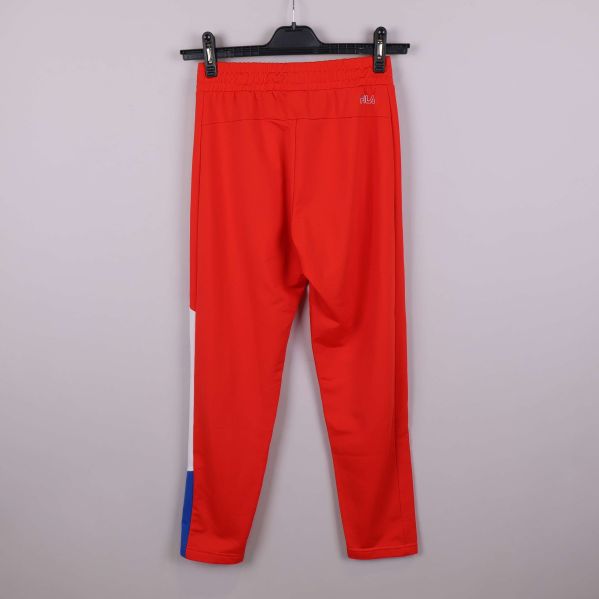 Baksida av röda sportbyxor med resårmidja