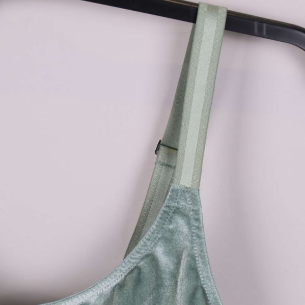 Justerbart axelband på ljusgrön velour-bh, närbild