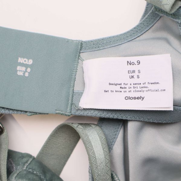 Storleksetikett och varumärke i bh i nära detalj