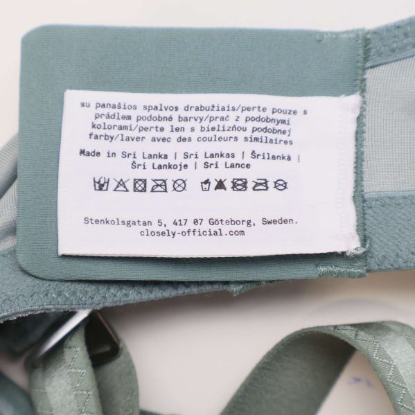 Tvätt- och tillverkningsetikett i bh, närbild