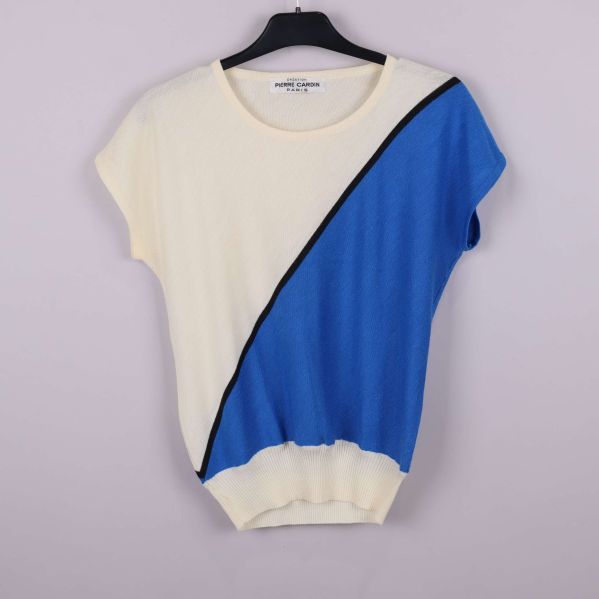 Stickad topp med blått och creme diagonal färgdelning