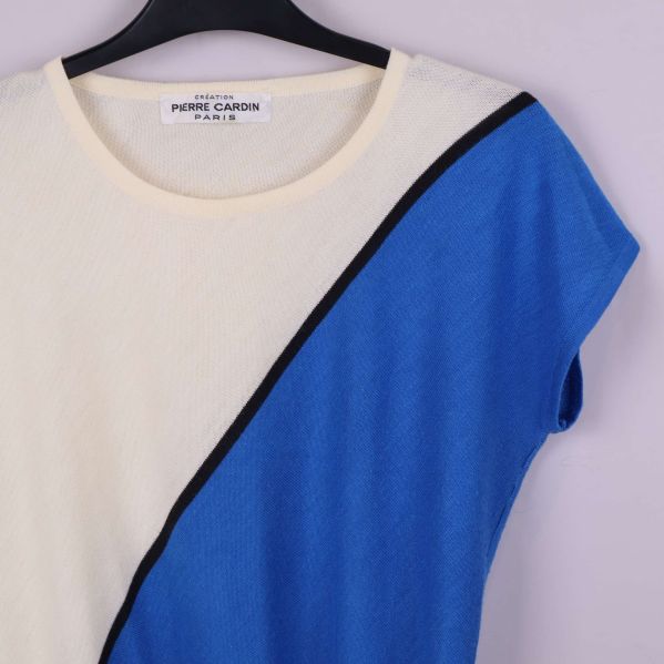 Detaljbild på rund halsringning och diagonal färgdelning