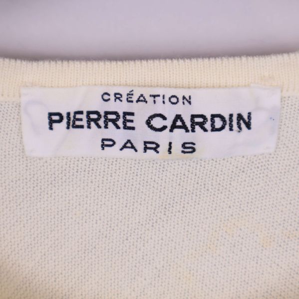Närbild av Pierre Cardin Paris etikett