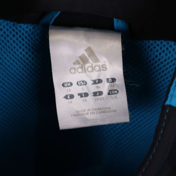Adidas storleksetikett med storleksinformation och logotyp