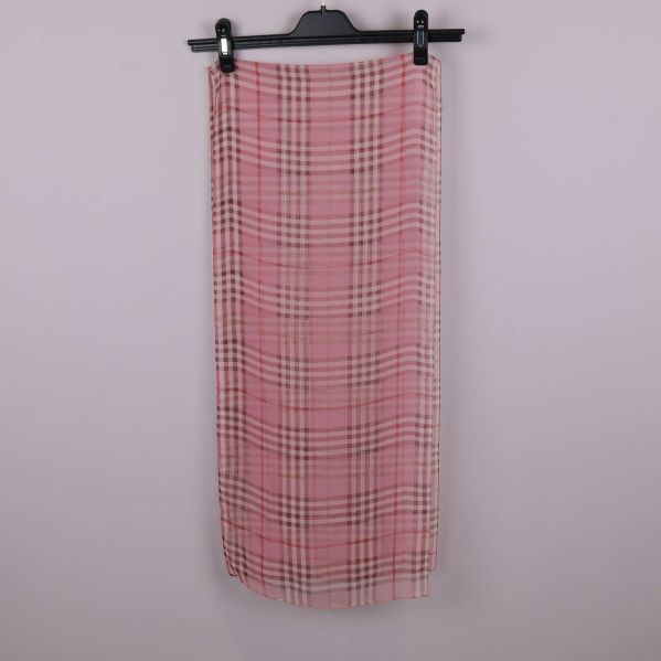 Rektangulär rosa sjal med rutigt mönster hängande på galge