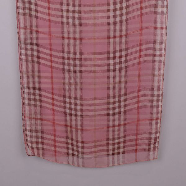 Närbild på nedre delen av rosa rutig sjal