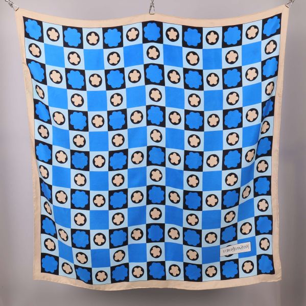 Scarf utbredd med geometriskt och blommigt mönster