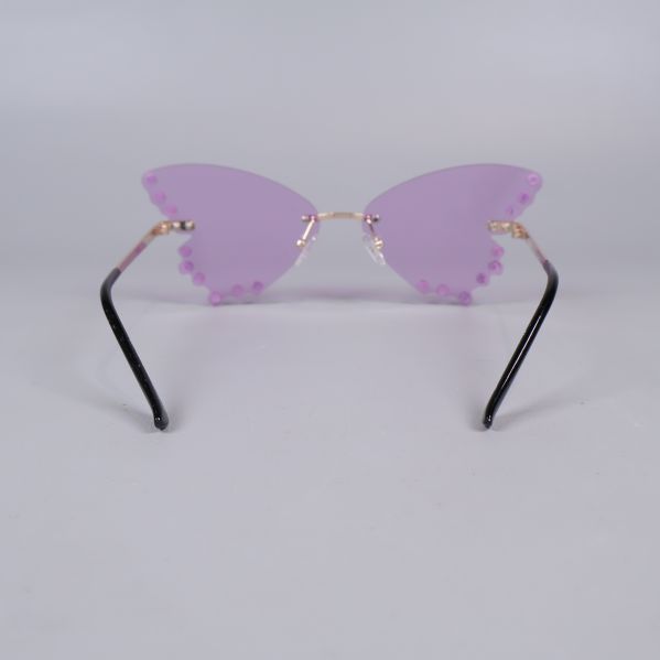 Solglasögon bakifrån med fjärilsformade lila linser