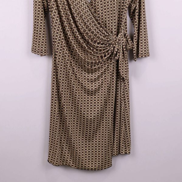 Närbild nederdel av cirkelmönstrad klänning