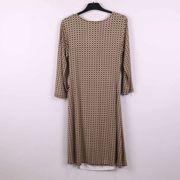 Klänning med cirkelmönster sedd bakifrån på galge