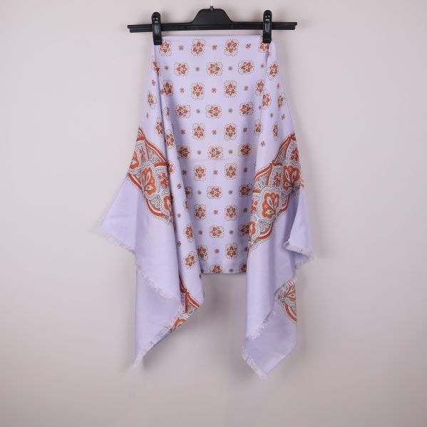 Sjal med utbrett blommönster och bred bård visas i utvikt läge