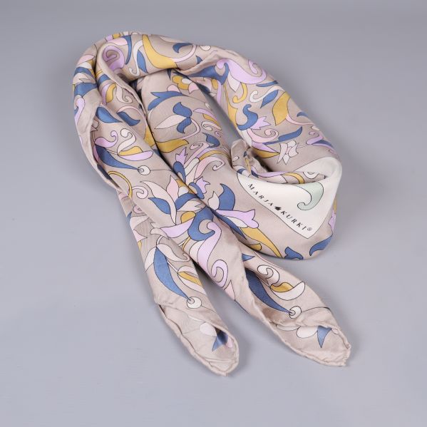 Scarf ihoprullad visar mönster och tyg