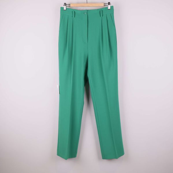 Gröna kostymbyxor i helbild framifrån med pressveck