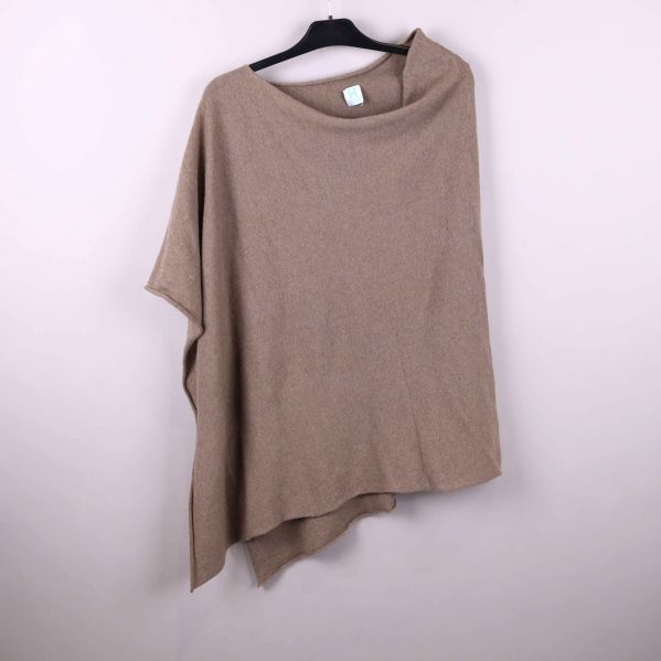 Beigefärgad poncho med asymmetrisk form på galge