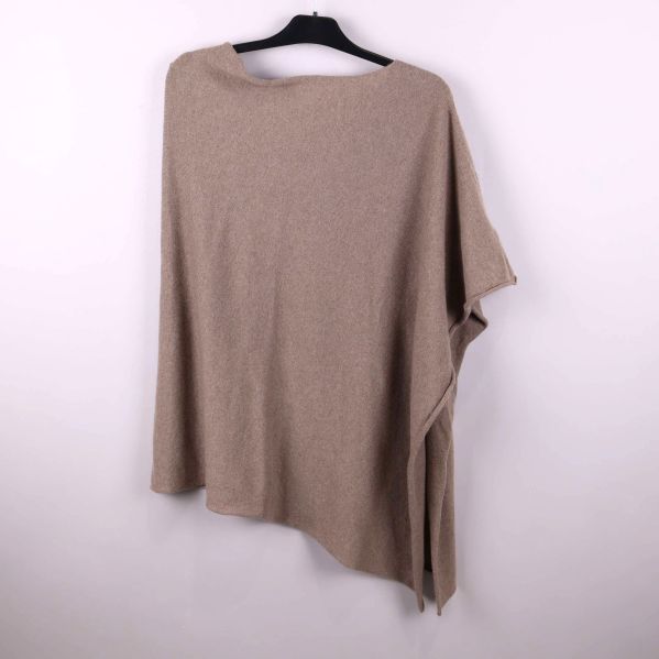 Poncho i beige visad bakifrån med assymetrisk nederkant