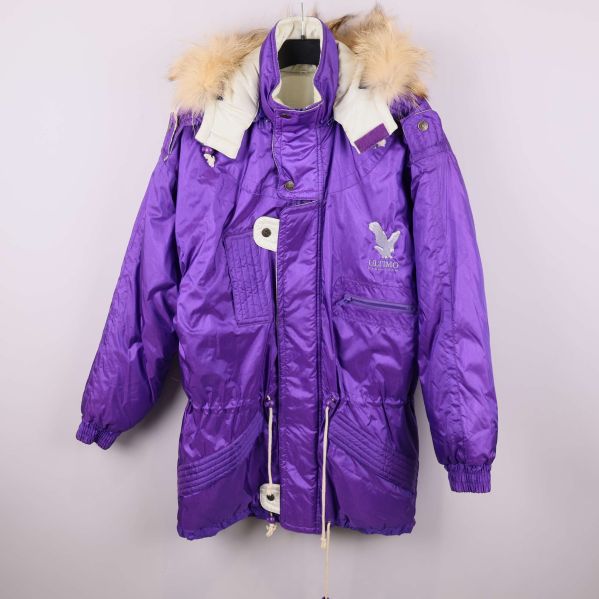 Lila vinterjacka med huva och fuskpäls