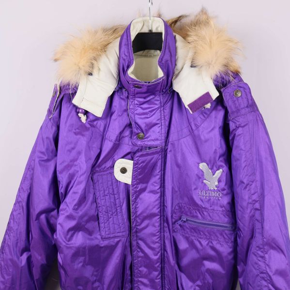 Detaljer närbild lila jacka och huva