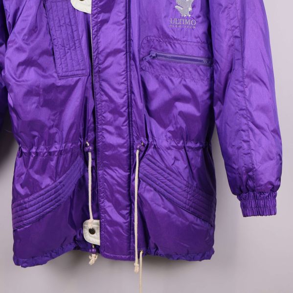 Framficka och nederkant på lila jacka