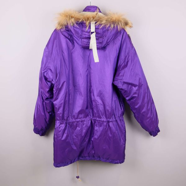 Baksidan på lila vinterjacka med huva