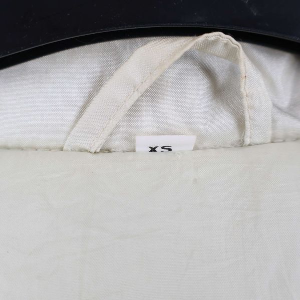 Närbild på label med storlek XS i jackan