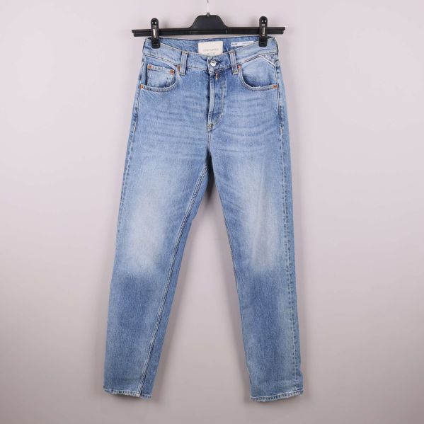 Framsidan av raka jeans i ljusblå denim på galge