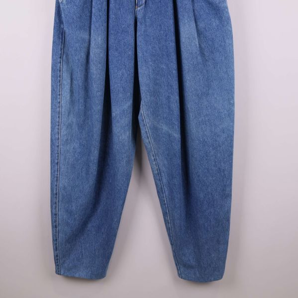 Nedre delen av jeansens vida ben i blå denim