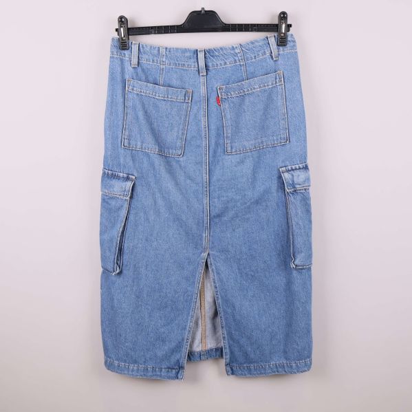 Baksida av jeanskjol med bakfickor och slits